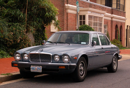 mid-1980s Jaguar XJ6 seen in upper Georgetown with 1984 baseplate no. 087-293